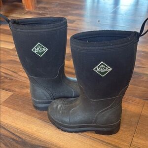 Kids muck boots size 10